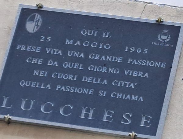 Lucchese120 - la trarga che ricorda il luogo della fondazione del Lucca Football club