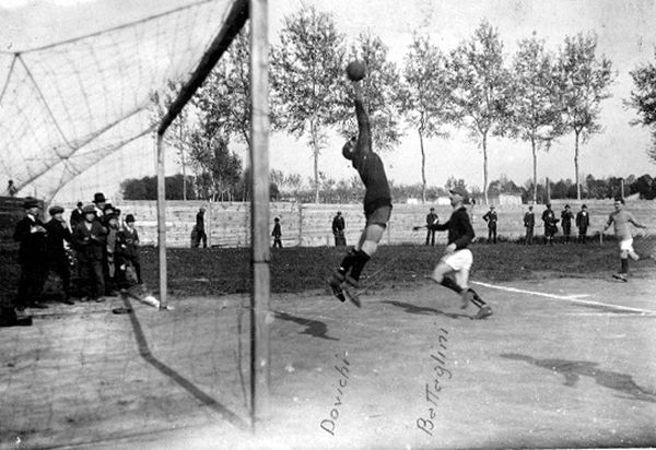 Lucchese120 - i calciatori Dovichi e Battaglini in azione durante una partita