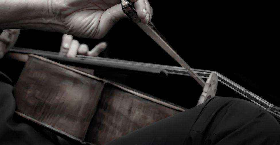 mani del violoncellista sul violoncello