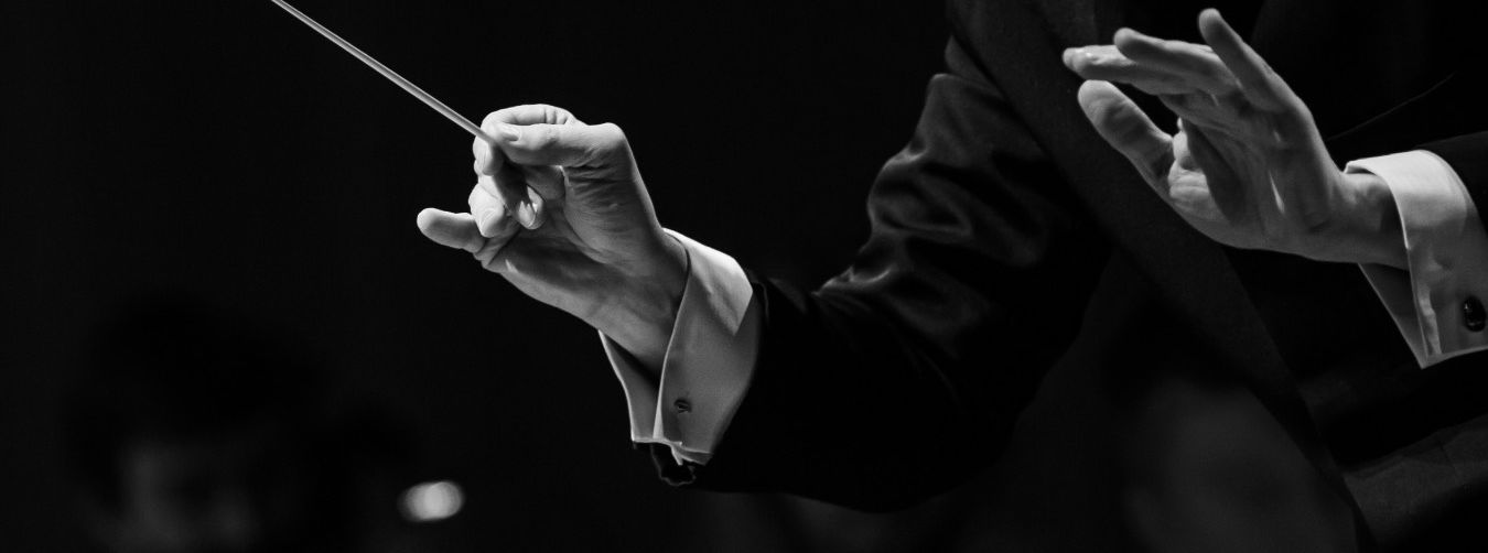 mani dirigono l'orchestra