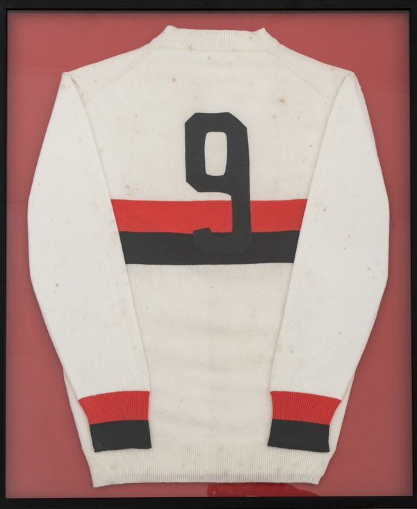 Lucchese120- la maglia bianca con fascia orizzontale rossonera della promozione in serie C negli anni 60,