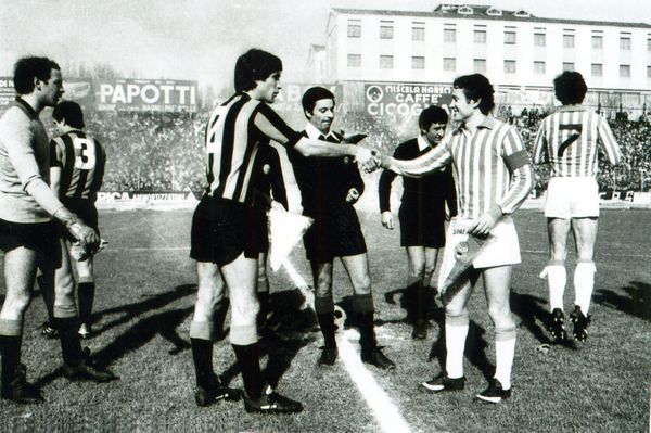 Lucchese120 - due calciatori si danno la mano nell'incotro spal lucchese delgli anni 70