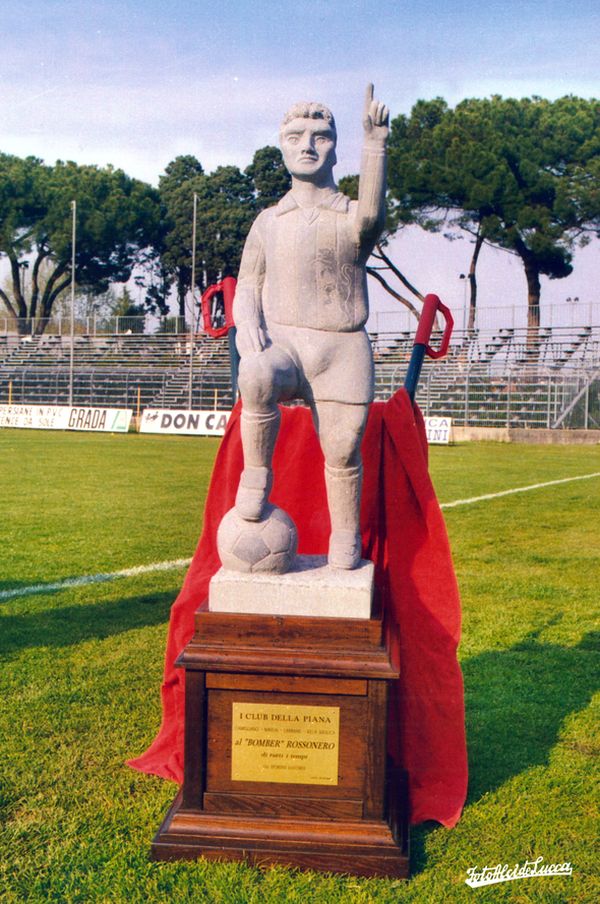 Lucchese120 - una statua dedicata al calciatore Corrado Paci, allo stadio Porta Elisa di Lucca