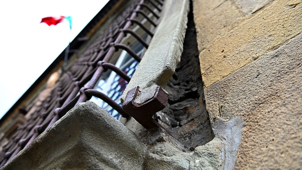 finestra "stregata" di palazzo bernardini a Lucca