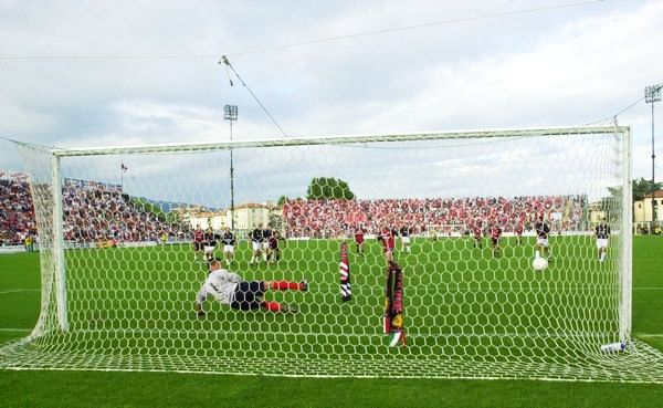 Lucchese120 - un palo della porta stoppa il goal della lucchese