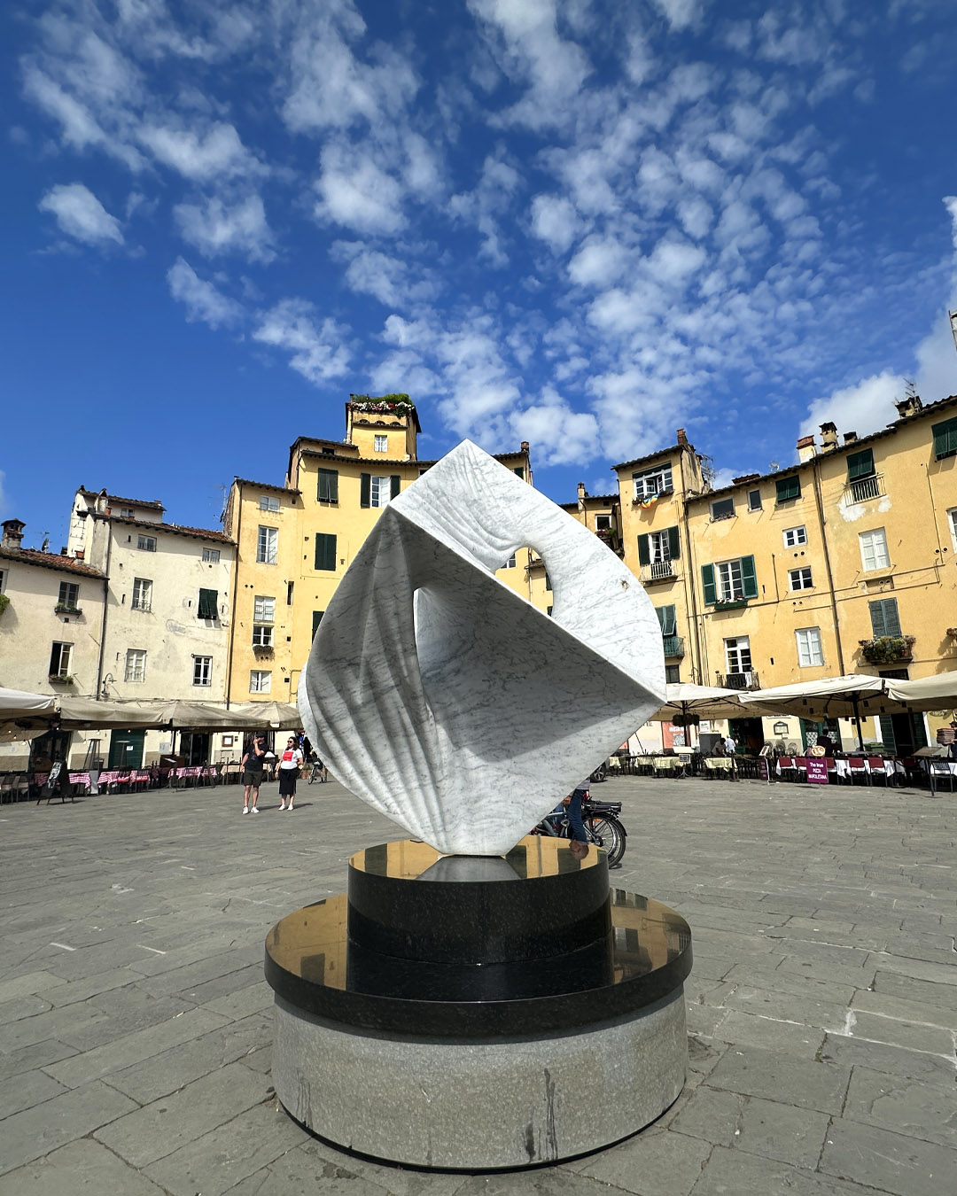 Tríptica (2023). scultura di Gustavo Velez in piazza Anfiteatro a Lucca