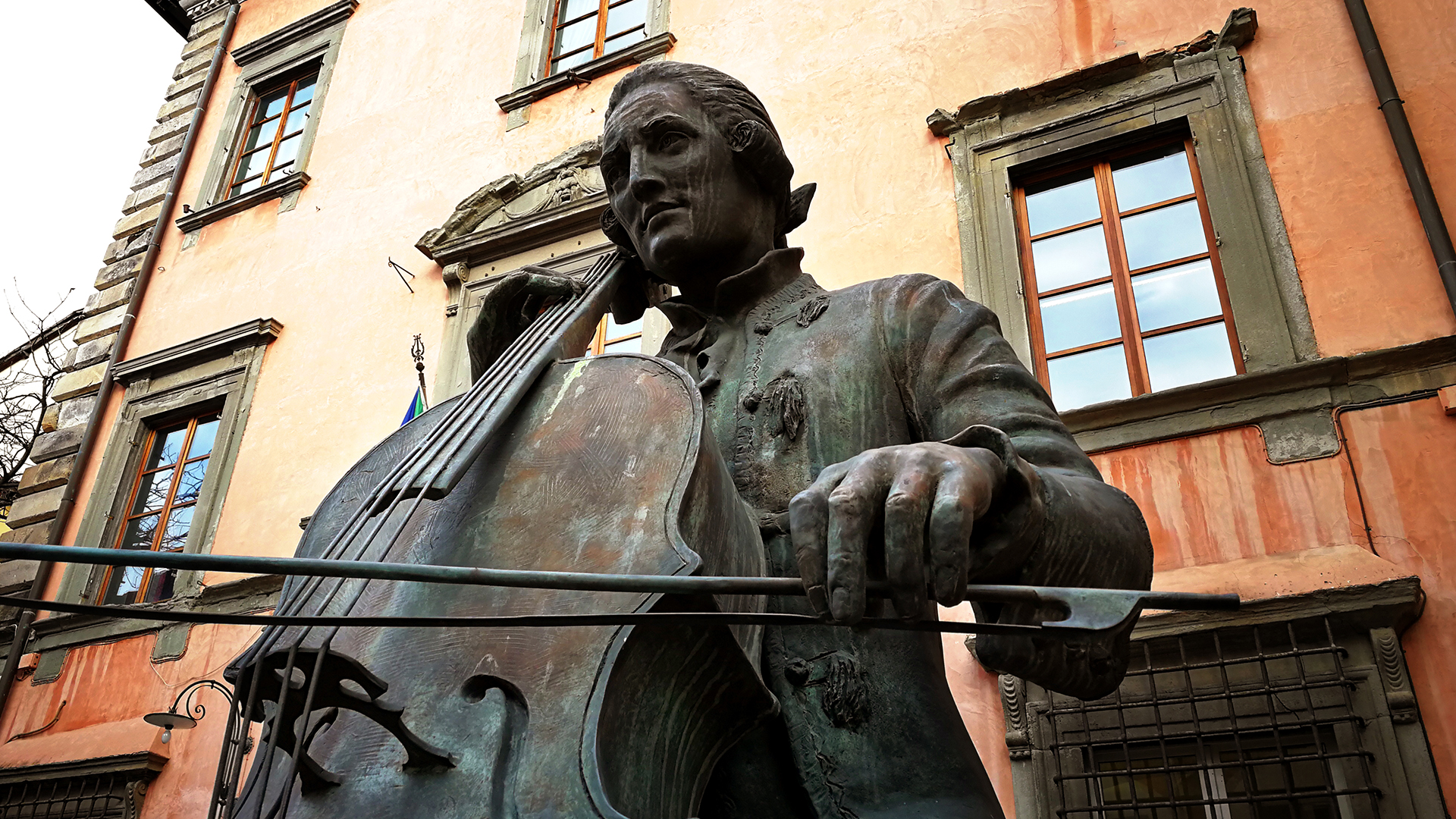 STATUA DI LUIGI BOCCHERINI IN PIAZZA DEL SUFFRAGIO A LUCCA