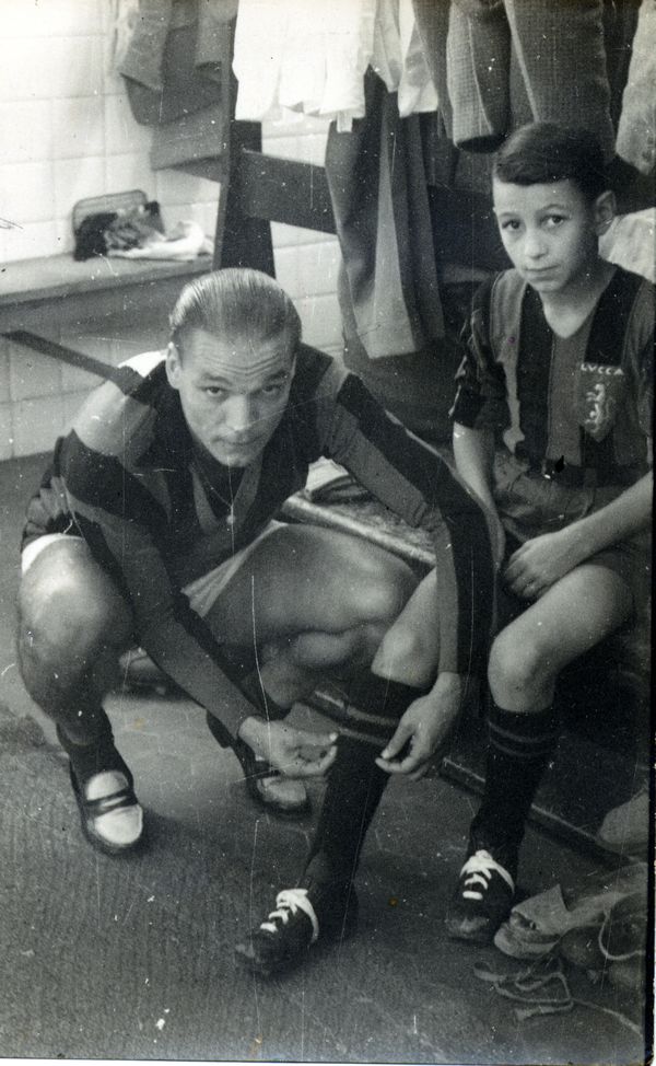 Lucchese120 - il calciatore Ugo Conti con la mascotte della lucchese