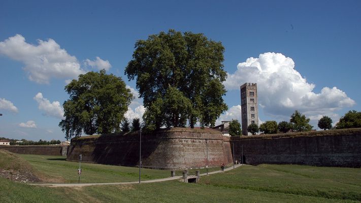 gli spalti delle mura di Lucca in prossimità della piattaforma san frediano