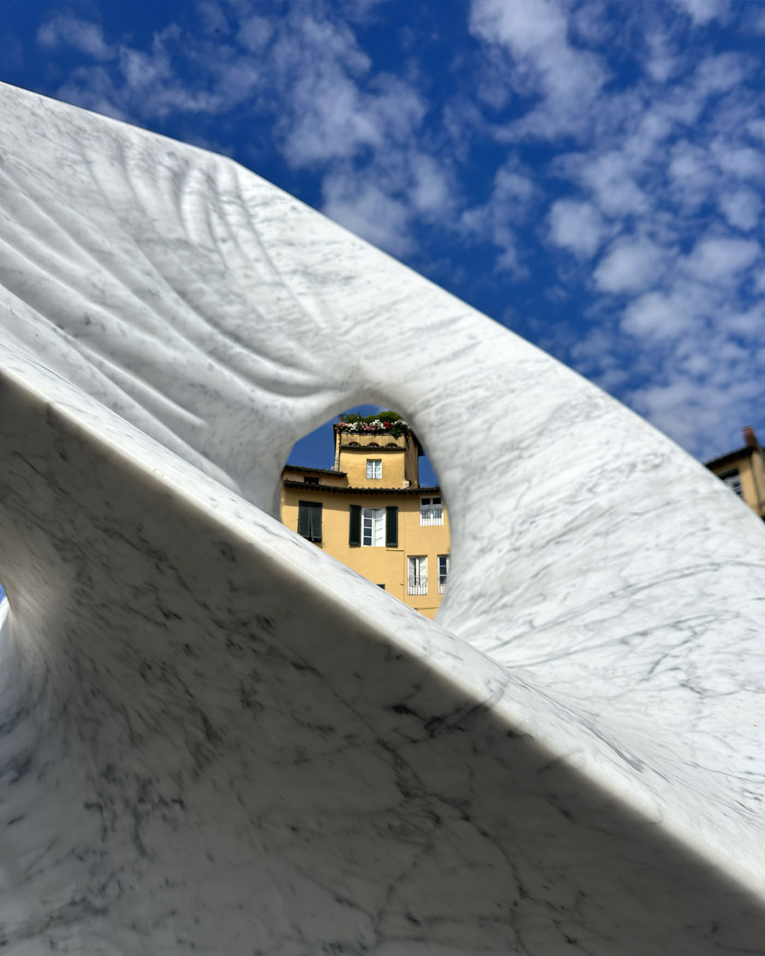 Tríptica (2023). sculpture by di Gustavo Velez in Lucca Anfiteatro square