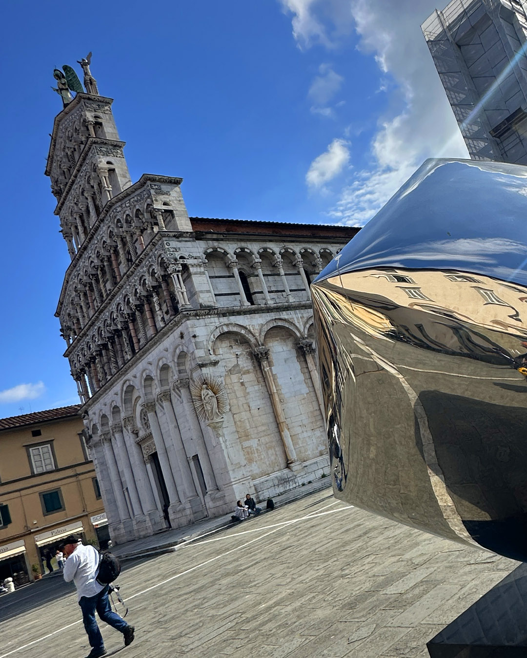 Expansión Geométrica I, (2021) sculpture by Gustavo Velez in Lucca, San MIchele square